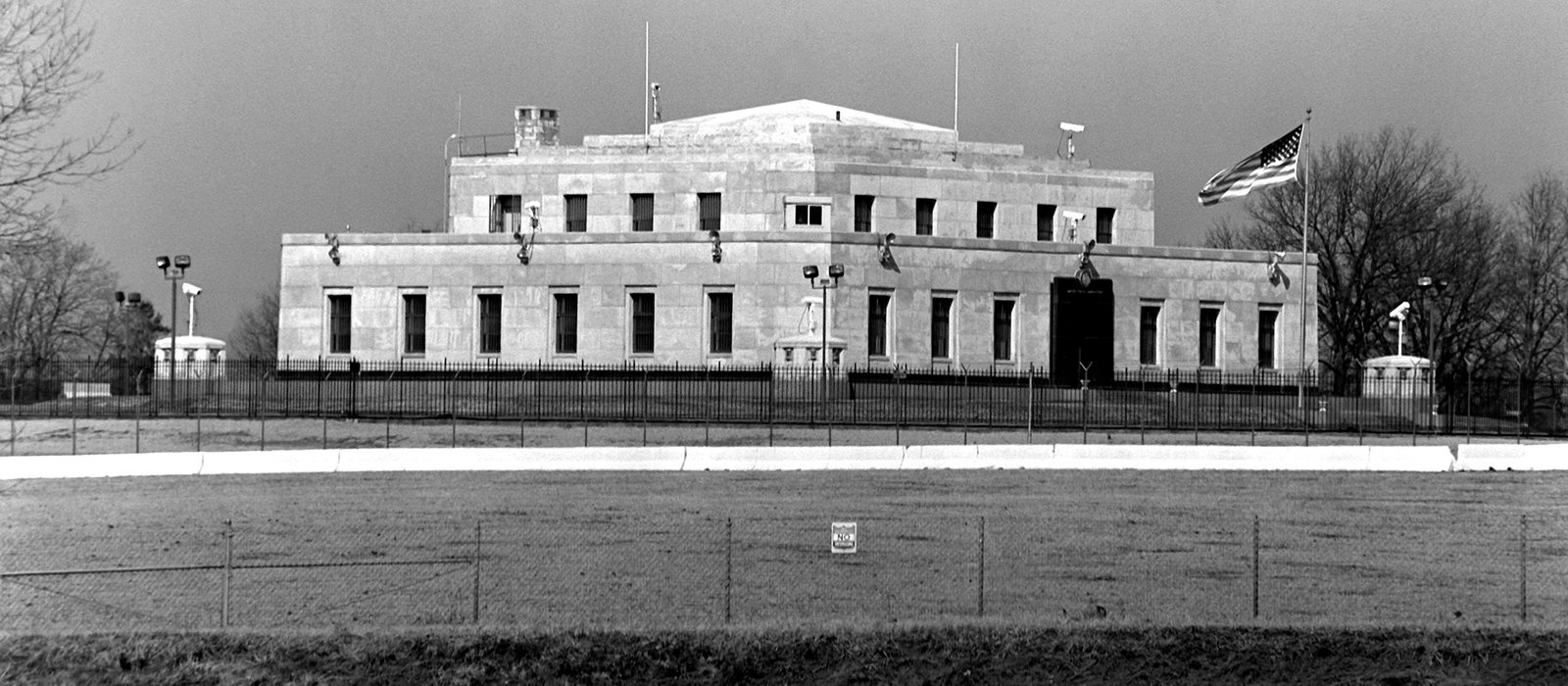 Fațada depozitului de lingouri de aur al Statelor Unite de la Fort Knox, Kentucky