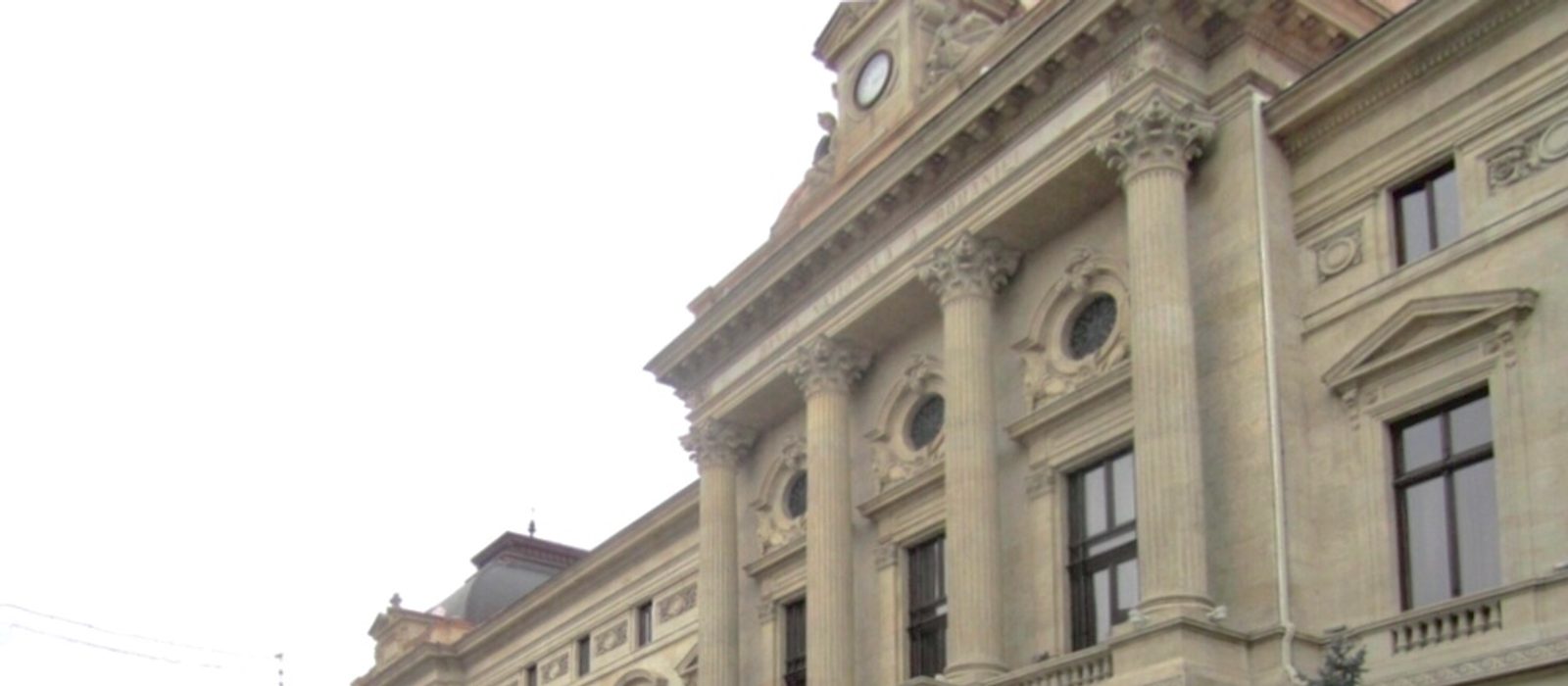Fațada clădirii Băncii Naționale a României din București, cu coloane și ferestre arcuite
