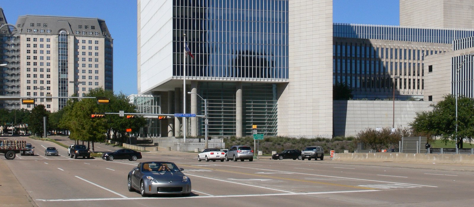 Fațada de piatră a sediului Băncii Federale de Rezervă din Dallas, Texas