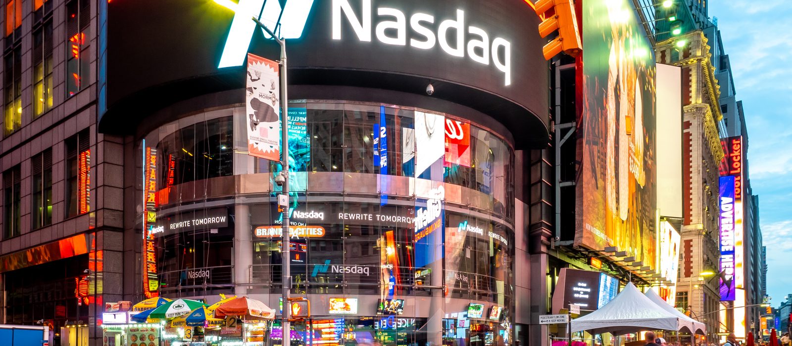 Ecranul digital NASDAQ MarketSite din Times Square, New York